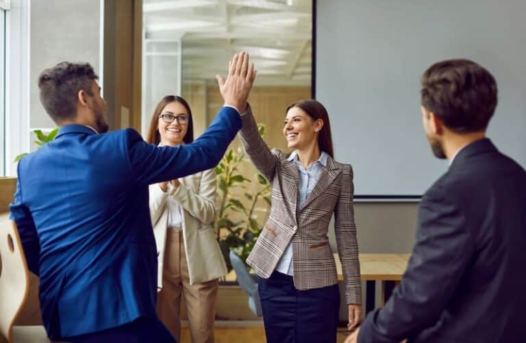 High Performer feiern ihre gute Leistung mit High five