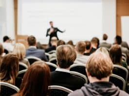 Menschen starten ihre akademische Laufbahn in einem Hörsaal