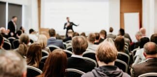 Menschen starten ihre akademische Laufbahn in einem Hörsaal