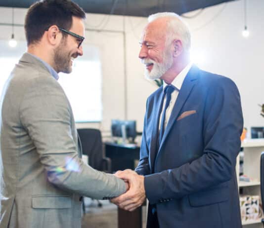 Alter und neuer Chef regeln die Unternehmensnachfolge.