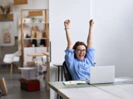 Glückliche Mitarbeiterin in einem Unternehmen mit hoher Arbeitgeberattraktivität