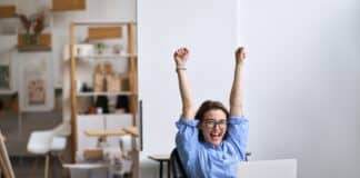 Glückliche Mitarbeiterin in einem Unternehmen mit hoher Arbeitgeberattraktivität