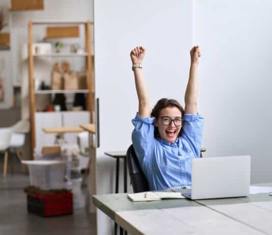 Glückliche Mitarbeiterin in einem Unternehmen mit hoher Arbeitgeberattraktivität