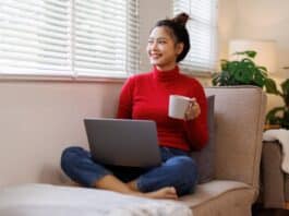 Mitarbeiterin freut sich über ihre Entscheidung, eine Beförderung abzulehnen.