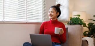 Mitarbeiterin freut sich über ihre Entscheidung, eine Beförderung abzulehnen.