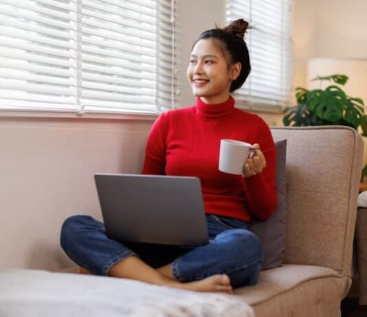 Mitarbeiterin freut sich über ihre Entscheidung, eine Beförderung abzulehnen.