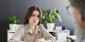 Eine Bewerberin schau skeptisch. Sie möchte das Vorstellungsgespräch abbrechen.