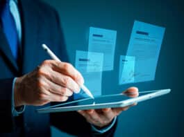 Geschäftsmann setzt seine digitale Unterschrift auf digitale Dokumente.