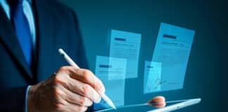 Geschäftsmann setzt seine digitale Unterschrift auf digitale Dokumente.