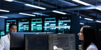 Insourcing: Vor- und Nachteile im Überblick Zwei IT-Mitarbeitende arbeiten im Rechenzentrum eines Unternehmens. Bei IT-Sicherheit wird auf Insourcing gesetzt.