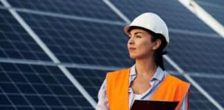 Berufe mit Zukunft für Frauen: Chancen erkennen, Potenzial entfalten Ingenieurin steht mit Notizbrett vor Solarpanels. Ein Beispiel für Berufe mit Zukunft für Frauen.