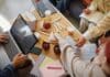 Generation Z in der Arbeitswelt: Zwischen Purpose und Work-Life-Balance Angestellte aus der Generation Z im Büro