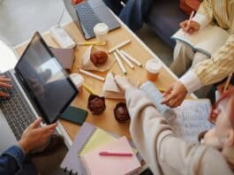 Angestellte aus der Generation Z im Büro