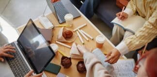 Angestellte aus der Generation Z im Büro