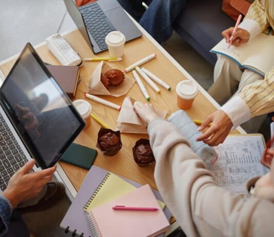 Angestellte aus der Generation Z im Büro