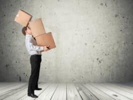 Mann mit Helfersyndrom schleppt zu viele Pakete