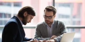 Mentor und Mentee am Arbeitsplatz