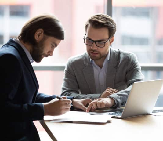 Mentor und Mentee am Arbeitsplatz