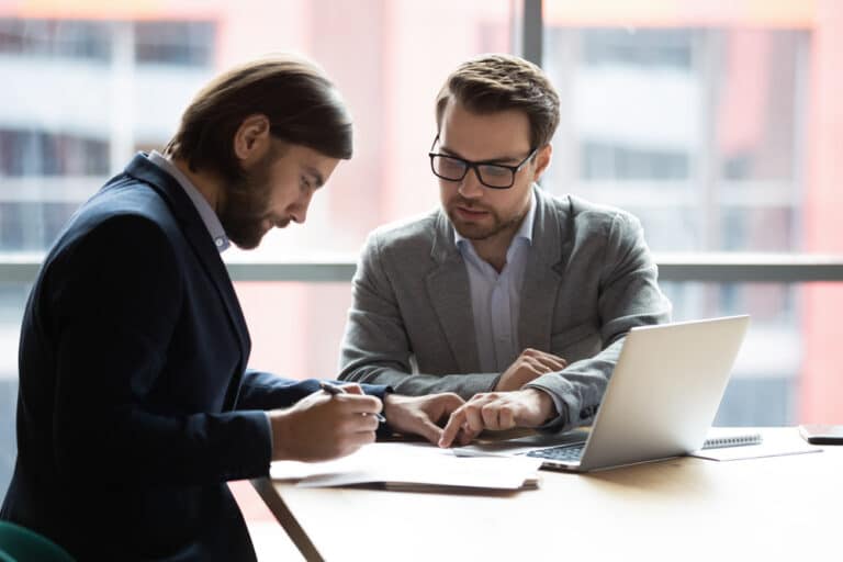 Mentor und Mentee am Arbeitsplatz